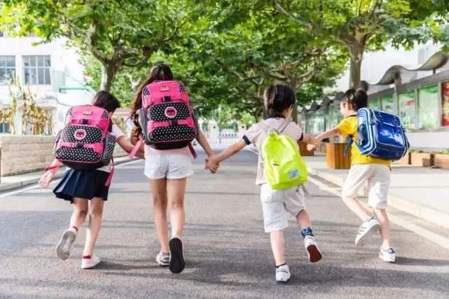 今天北京百万中小学生的暑假开始了，假期健康“打卡”不能停